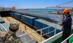 Des oubvriers en 2018 dans le port d'Aktaou au Kazakhstan. ( AFP / TALANT KUSAIN )