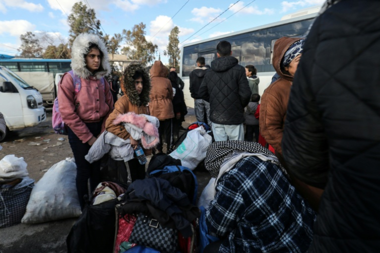 Des Kurdes fuyant face à l'avancée des forces gouvernemtales syriennes arrivent à Qamichli, dans le nord-est de la Syrie, le 19 janvier 2026 ( AFP / Delil SOULEIMAN )