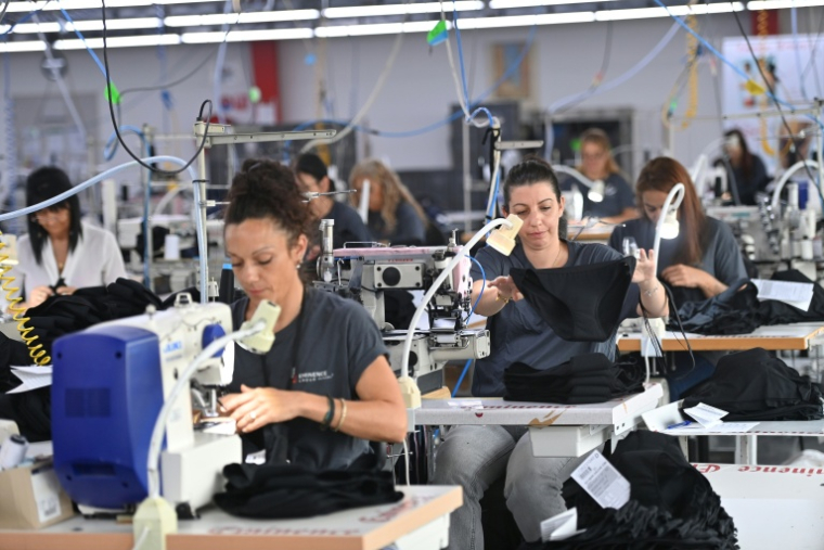 Des employées travaillent à la fabrication de culottes menstruelles de la marque Elia, à Sauve, dans le Gard, le 29 septembre 2026 ( AFP / Sylvain THOMAS )