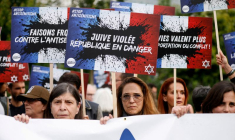 Manifestation contre l'antisémitisme sur la place de la Bastille à Paris