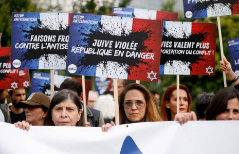 Manifestation contre l'antisémitisme sur la place de la Bastille à Paris