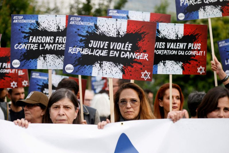Manifestation contre l'antisémitisme sur la place de la Bastille à Paris
