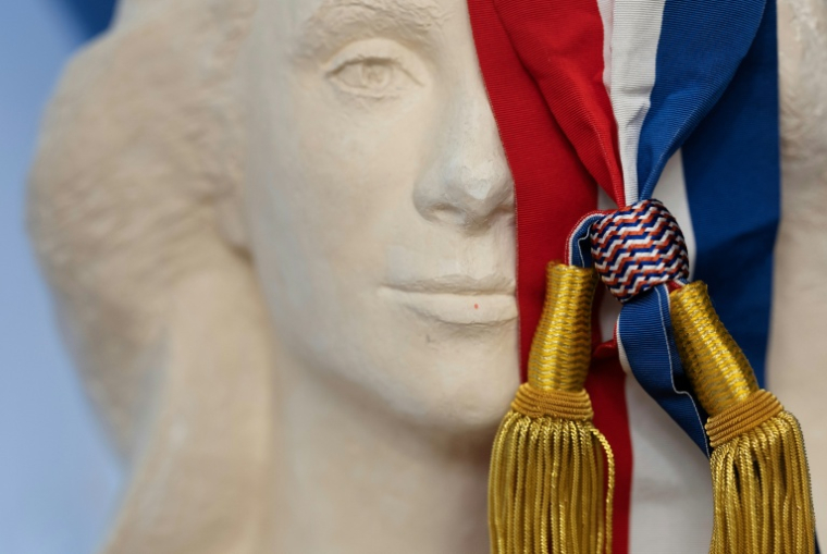 Un buste de Marianne et une écharpe de maire dans une commune de France, le 12 février 2026 ( AFP / Fred TANNEAU )