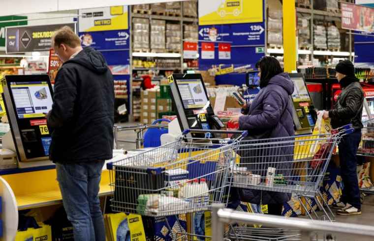 Des personnes font leurs courses dans un hypermarché Metro Cash and Carry à Moscou