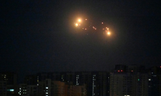La défense aérienne ukrainienne à l'oeuvre pendant une attaque de drones et de missiles russes contre Kiev, le 10 septembre 2025 ( AFP / Sergei SUPINSKY )