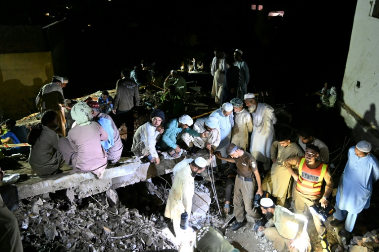 Des secouristes et des habitants recherchent des victimes dans les débris de maisons effondrées à Dolari, ddans la province montagneuse de Khyber Pakhtunkhwa, au nord du Pakistan, le 18 août 2025 ( AFP / Aamir QURESHI )