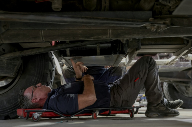 Un mécanicien répare un camion de pompiers endommagé par les incendies de forêt de l'été, dans l'atelier de logistique et de maintenance du SDIS 33 à Bordeaux, le 16 septembre 2026 en Gironde ( AFP / ROMAIN PERROCHEAU )