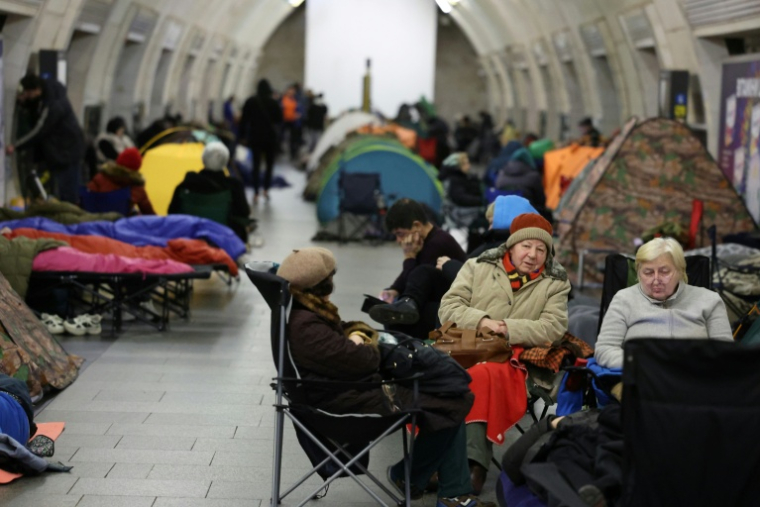 Des habitants de Kiev trouvent refuge dans le métro, lors d'une nouvelle nuit de frappes russes, le 25 novembre 2025  ( AFP / Yan Dobronosov )