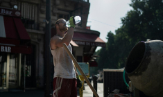 Un ouvrier boit de l'eau sur un chantier de construction à Paris, le 26 juin 2019, en pleine vague de chaleur.  ( AFP / KENZO TRIBOUILLARD )