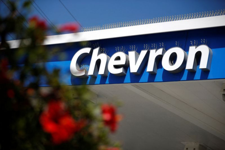 CHEVRON MANQUE LES ESTIMATIONS AU QUATRIEME TRIMESTRE MALGRÉ LES PRIX ÉLEVÉS DU PÉTROLE
