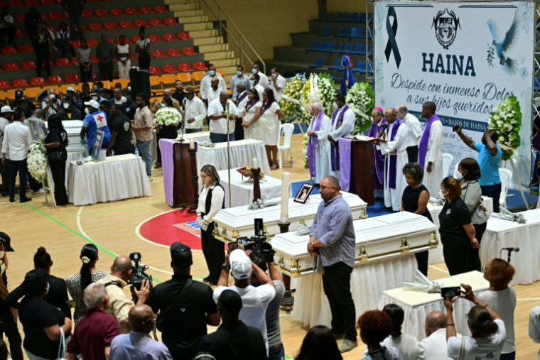 Familles et amis des victimes de l'effondrement du toit de la discothèque Jet Set assistent à un enterrement collectif au Polideportivo de Bajos de Haina le 10 avril 2025 ( AFP / MARTIN BERNETTI )