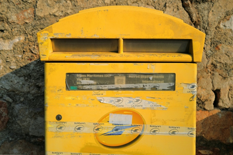 Les volumes de courrier sont "passés de 18 milliards de plis en 2008 à 5 milliards en 2025" ( AFP / Valery HACHE )