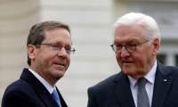 Le président allemand Frank-Walter Steinmeier (d) accueille son homologue israélien Isaac Herzog au palais présidentiel de Bellevue, à Berlin, le 16 février 2024 ( AFP / Odd ANDERSEN )