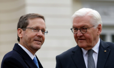 Le président allemand Frank-Walter Steinmeier (d) accueille son homologue israélien Isaac Herzog au palais présidentiel de Bellevue, à Berlin, le 16 février 2024 ( AFP / Odd ANDERSEN )