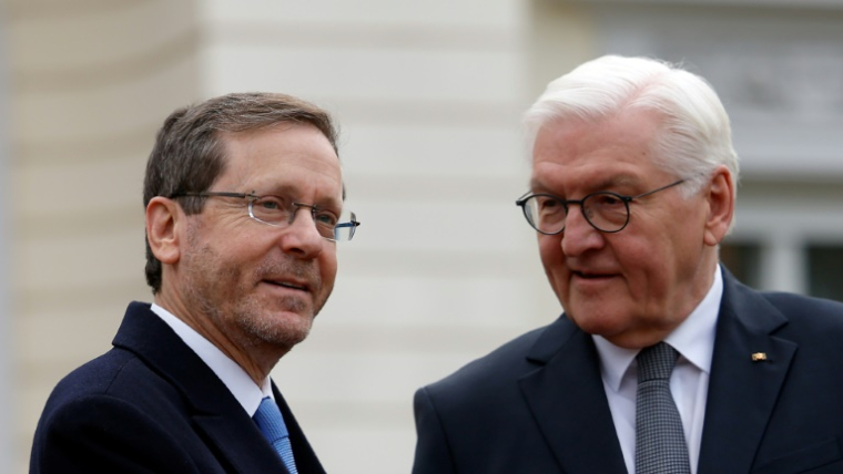 Le président allemand Frank-Walter Steinmeier (d) accueille son homologue israélien Isaac Herzog au palais présidentiel de Bellevue, à Berlin, le 16 février 2024 ( AFP / Odd ANDERSEN )