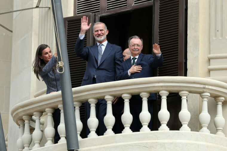 Le roi d'Espagne Felipe VI (C), la reine Letizia (G) et le maire-président de Ceuta, Juan Jesús Vivas (D), saluent depuis le balcon de l'hôtel de ville de Ceuta, le 13 octobre 2026 ( AFP / Thomas COEX )