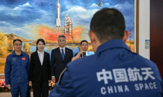 Zhang Jingbo (C), porte-parole du Programme spatial habité de la Chine, avec des membres du personnel après une conférence de presse sur la mission spatiale habitée Shenzhou-21, un jour avant le lancement de la mission au Centre de lancement de satellites de Jiuquan à Jiuquan, dans la province de Gansu, le 30 octobre 2025 ( AFP / Hector RETAMAL )