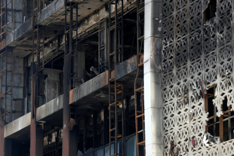 La façade du centre commercial Hyper Mall détruite par un incendie, le 17 juillet 2025 à Kut, dans l'est de l'Irak ( AFP / AHMAD AL-RUBAYE )