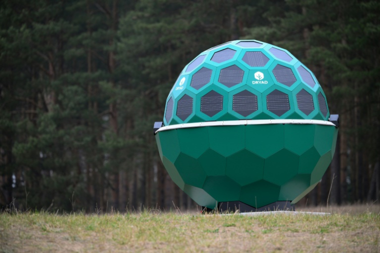 Une installation abritant un drône équipé d'IA pour détecter les incendies de l'entreprise Dryad pendant une présentation dans la forêt à Eberswalde, dans l'est de l'Allemagne, le 27 mars 2025 ( AFP / RALF HIRSCHBERGER )
