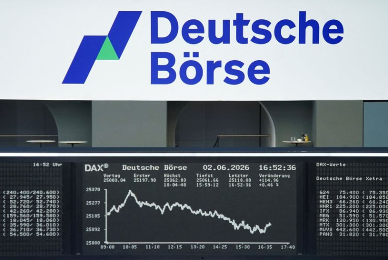 Le graphique de l'indice allemand des prix des actions DAX est photographié à la bourse de Francfort