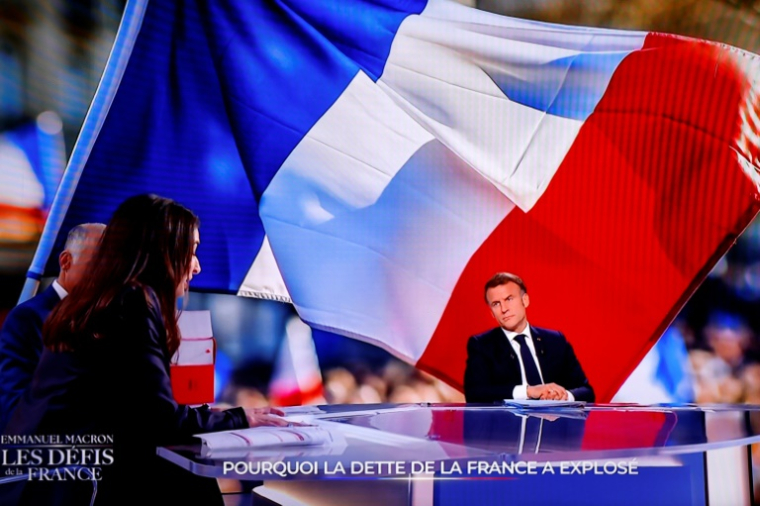 Le président Emmanuel Macron sur le plateau de TF1 lors d'une émission spéciales, le 13 mai 2025 à Saint-Denis, au nord de Paris ( AFP / Ludovic MARIN )