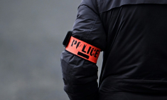 Quatre policiers ont été mis en examen vendredi 18 juillet 2025 et placés sous contrôle judiciaire pour violences et faux en écriture, après qu'un adolescent les a accusés de passage à tabac dans la nuit du 14 juillet ( AFP / JULIEN DE ROSA )