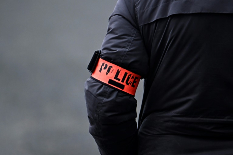 Quatre policiers ont été mis en examen vendredi 18 juillet 2025 et placés sous contrôle judiciaire pour violences et faux en écriture, après qu'un adolescent les a accusés de passage à tabac dans la nuit du 14 juillet ( AFP / JULIEN DE ROSA )