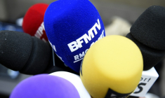 Les interviews des personnalités politiques, rendez-vous médiatiques indispensables pour délivrer son message ou se faire connaître, s'apparentent à une course au quotidien pour les matinales radio et télévision  ( AFP / FRANCK FIFE )