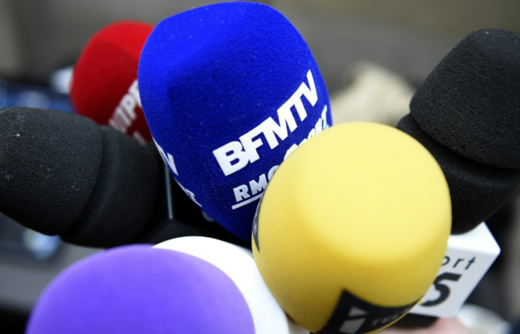 Les interviews des personnalités politiques, rendez-vous médiatiques indispensables pour délivrer son message ou se faire connaître, s'apparentent à une course au quotidien pour les matinales radio et télévision ( AFP / FRANCK FIFE )