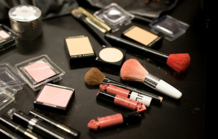 Loin des bons plans mis en avant, les "dupes" en cosmétiques - des copies plus ou moins discrètes de soins, maquillages ou crèmes solaires de marques - vendus à petits prix sur Internet peuvent se révéler dangereux pour la santé ( APA / GEORG HOCHMUTH )