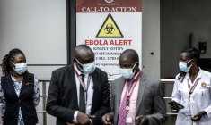 Le personnel de l'hôpital de Nairobi à l'entrée d'un centre d'isolement Ebola à Nairobi, le 7 octobre 2026 ( AFP / Luis TATO )