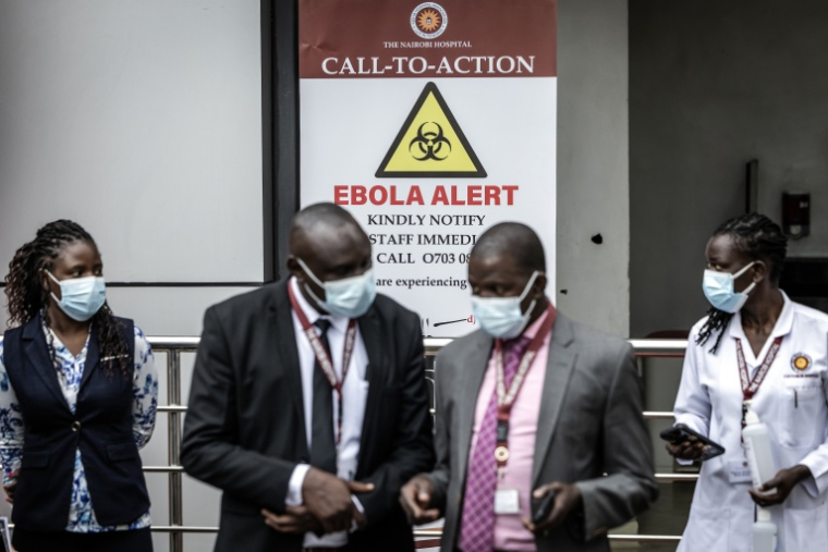 Le personnel de l'hôpital de Nairobi à l'entrée d'un centre d'isolement Ebola à Nairobi, le 7 octobre 2026 ( AFP / Luis TATO )