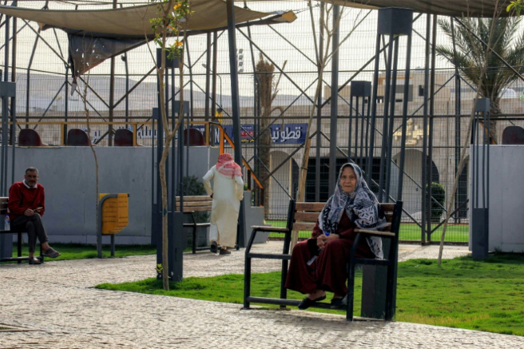 Des habitants dans un parc près de nouveaux projets de logements à Derna, dans l'est de la Libye, le 15 mai 2026 ( AFP / Abdullah DOMA )