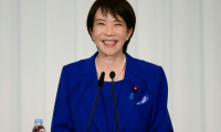 Sanae Takaichi, nouvelle dirigeante élue du Parti libéral-démocrate (PLD) au pouvoir, lors d'une conférence de presse, le 4 octobre 2025 à Tokyo ( POOL / Yuichi YAMAZAKI )