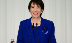 Sanae Takaichi, nouvelle dirigeante élue du Parti libéral-démocrate (PLD) au pouvoir, lors d'une conférence de presse, le 4 octobre 2025 à Tokyo ( POOL / Yuichi YAMAZAKI )