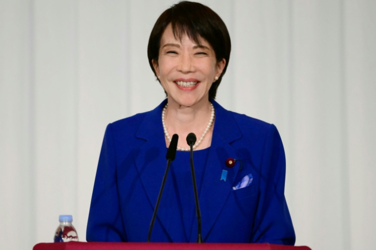 Sanae Takaichi, nouvelle dirigeante élue du Parti libéral-démocrate (PLD) au pouvoir, lors d'une conférence de presse, le 4 octobre 2025 à Tokyo ( POOL / Yuichi YAMAZAKI )