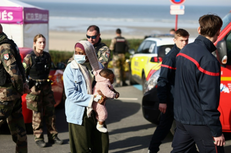 Une migrante et son bébé est prise en charge par des équipes de secours après qu'une tentative de traversée illégale de la Manche a tourné au drame, à Equihen-Plage, le 9 avril 2026 dans le Pas-de-Calais ( AFP / Sameer AL-DOUMY )