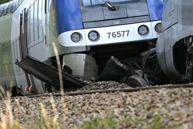 Le train qui a déraillé en Normandie au lendemain de l'accident à Cléon le 12 septembre 2026 ( AFP / Guillaume SALIGOT )