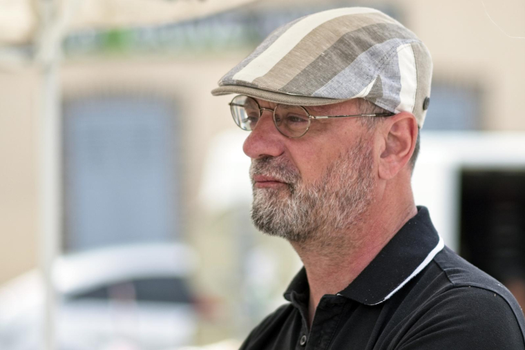 Jean-Michel Blanquer en tractage dans le Loiret lors de la campagne des législatives le 22 mai 2022. ( AFP / GUILLAUME SOUVANT )