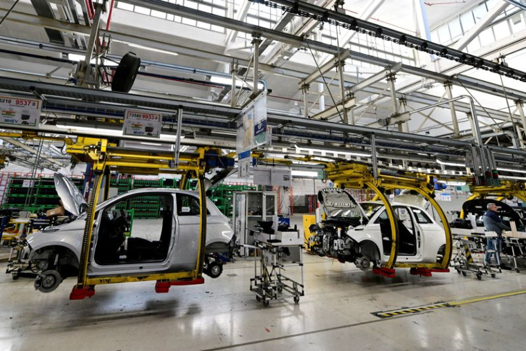La production de la nouvelle Fiat 500 hybride de Stellantis
