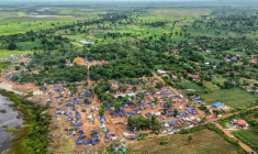 Des civils déplacés par le combat dans un camp de fortune près d'un temple dans la province d'Oddar Meanchey, au Cambodge, le 26 juillet 2025 ( AFP / Suy Se )
