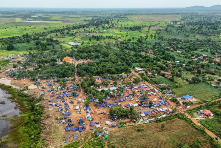 Des civils déplacés par le combat dans un camp de fortune près d'un temple dans la province d'Oddar Meanchey, au Cambodge, le 26 juillet 2025 ( AFP / Suy Se )