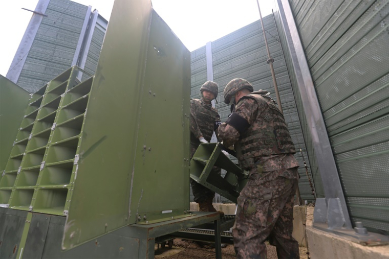 Image fournie par le ministère de la Défense sud-coréen le 4 août 2025 de soldats démontant les haut-parleurs situés à la frontière avec la Corée du Nord ( South Korean Defence Ministry / Handout )