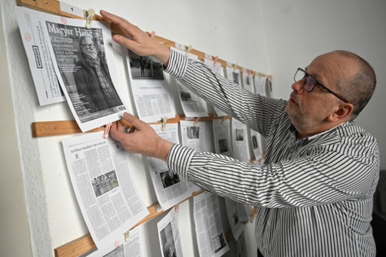 Le directeur général Csaba Lukacs dans les locaux de l'hebdomadaire indépendant hongrois "Magyar Hang" (La Voix hongroise), le 18 mars 2026 à Budapest, en Hongrie ( AFP / Attila KISBENEDEK )