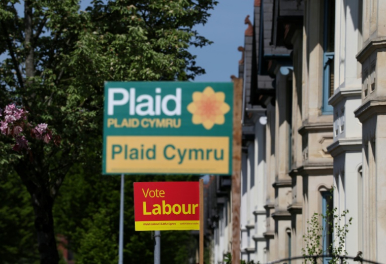 Des affiches du Plaid Cymru et du Labour Party à Cardiff, au pays de Galles, le 23 avril 2026 ( AFP / Darren Staples )
