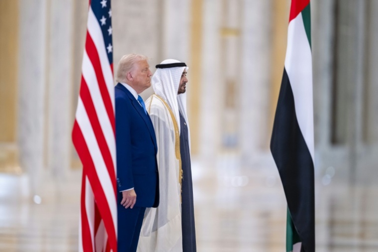 Le président américain Donald Trump et son homologue émirati cheikh Mohamed ben Zayed, le 15 mai 2025 à Abou Dhabi ( UAE PRESIDENTIAL COURT / Hamad AL-KAABI )