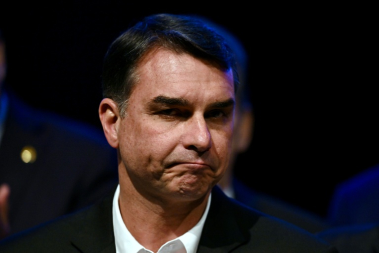 Le principal candidat du camp conservateur à la présidentielle brésilienne, Flavio Bolsonaro, le 5 août 2026 lors d'une conférence de presse à Brasilia  ( AFP / Evaristo Sa )