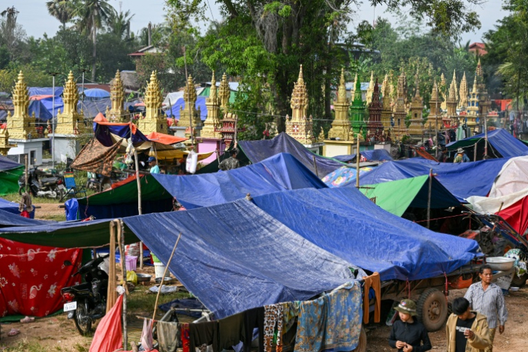 Un camp pour personnes déplacées dans un temple de la province de Siem Reap, au Cambodge, le 11 décembre 2025 ( AFP / TANG CHHIN SOTHY )