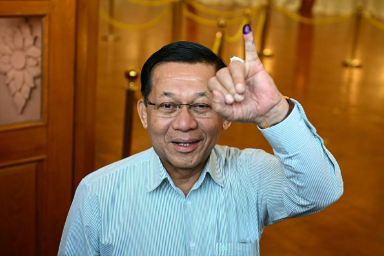 Le chef de la junte birmane, Min Aung Hlaing, après avoir voté, le 28 décembre 2025 à Naypyidaw ( AFP / Sai Aung MAIN )