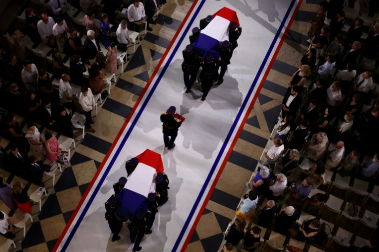 Des gardes républicains portent les deux cercueils drapés de drapeaux de l'historien et résistant Marc Bloch et de son épouse Simonne Bloch lors de la cérémonie d'entrée au Panthéon, le 23 juin 2026 à Paris ( POOL / Alice Sacco )